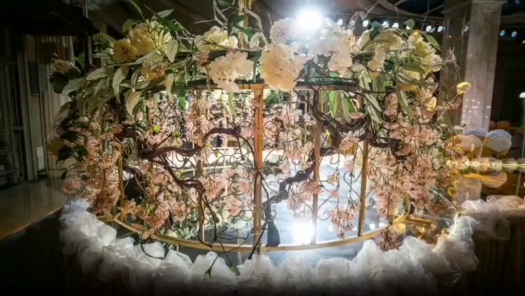 Artificial plants are used for venue decoration, wedding venue decoration, window display exhibition decoration, real estate model room decoration, sales department decoration, product photography props, etc. Leafhometrade specializes in providing wholesale customized artificial plants.