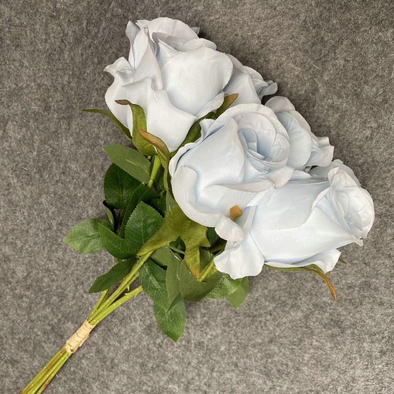 Fake flowers are Climbing Roses, made of fabric cloth, and are available in 12 colors. Rose artificial flowers are used for flower wall decor and wedding bouquets. Leafhometrade specializes in providing wholesale custom synthetic flowers.