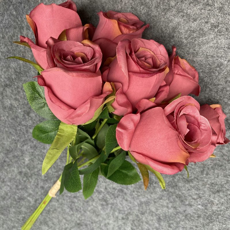 Fake flowers are Climbing Roses, made of fabric cloth, and are available in 12 colors. Rose artificial flowers are used for flower wall decor and wedding bouquets. Leafhometrade specializes in providing wholesale custom synthetic flowers.