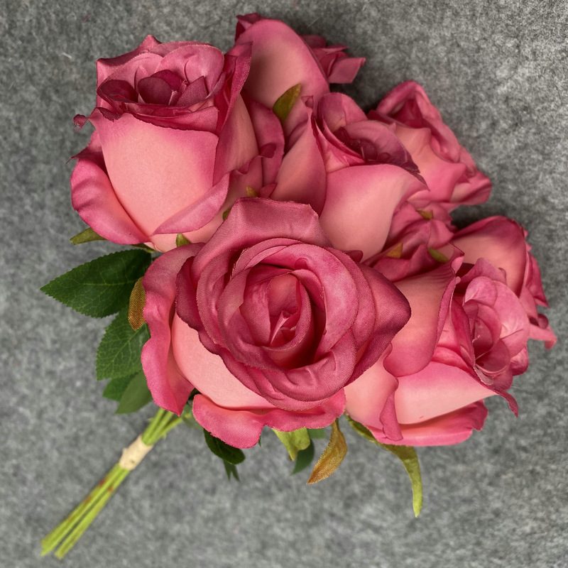 Fake flowers are Climbing Roses, made of fabric cloth, and are available in 12 colors. Rose artificial flowers are used for flower wall decor and wedding bouquets. Leafhometrade specializes in providing wholesale custom synthetic flowers.