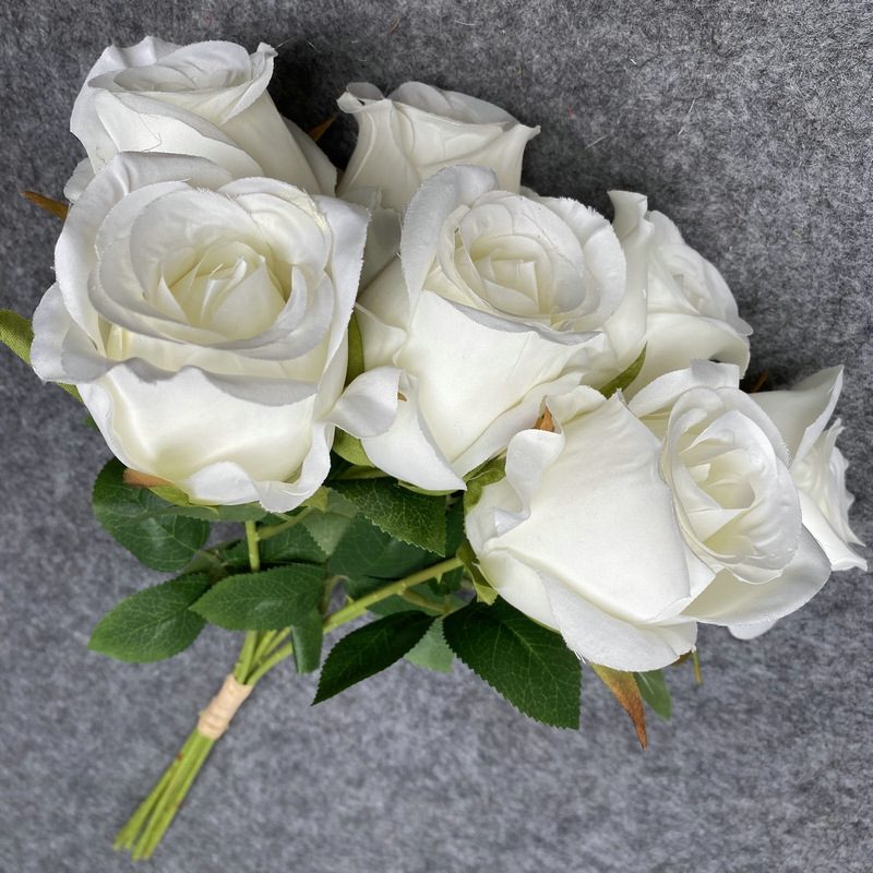 Fake flowers are Climbing Roses, made of fabric cloth, and are available in 12 colors. Rose artificial flowers are used for flower wall decor and wedding bouquets. Leafhometrade specializes in providing wholesale custom synthetic flowers.