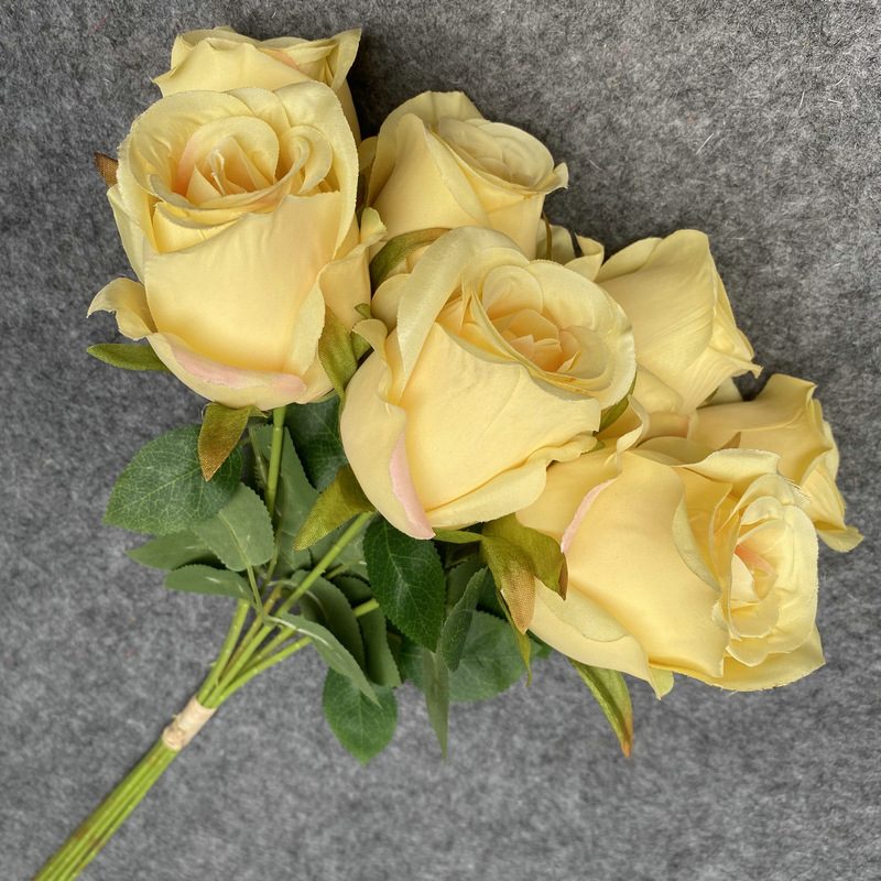 Fake flowers are Climbing Roses, made of fabric cloth, and are available in 12 colors. Rose artificial flowers are used for flower wall decor and wedding bouquets. Leafhometrade specializes in providing wholesale custom synthetic flowers.