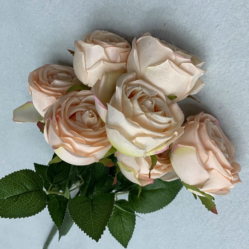 The Seven-Heads Rose Bouquet is a climbing rose made of fabric and available in 10 colors. Artificial roses are used for holiday parties and home decoration. Best match bouquets: delphinium, ball flower, milkweed, clematis, thistle, rose berry, terracotta rose, poet carnation, blueberry. Leafhometrade specializes in providing wholesale custom fake plants.