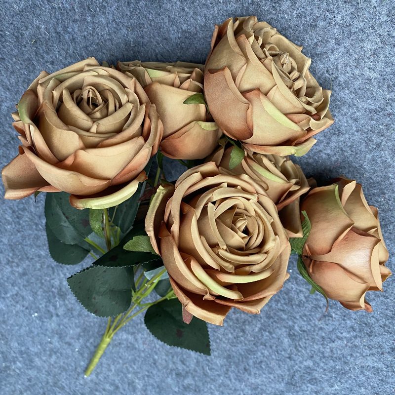 The seven-heads rose bouquet is a climbing rose made of fabric and available in 8 colors. Artificial roses are used for holiday parties and home decoration. Best match bouquets: delphinium, ball flower, milkweed, clematis, thistle, rose berry, terracotta rose, poet carnation, blueberry. Leafhometrade specializes in providing wholesale custom fake plants.