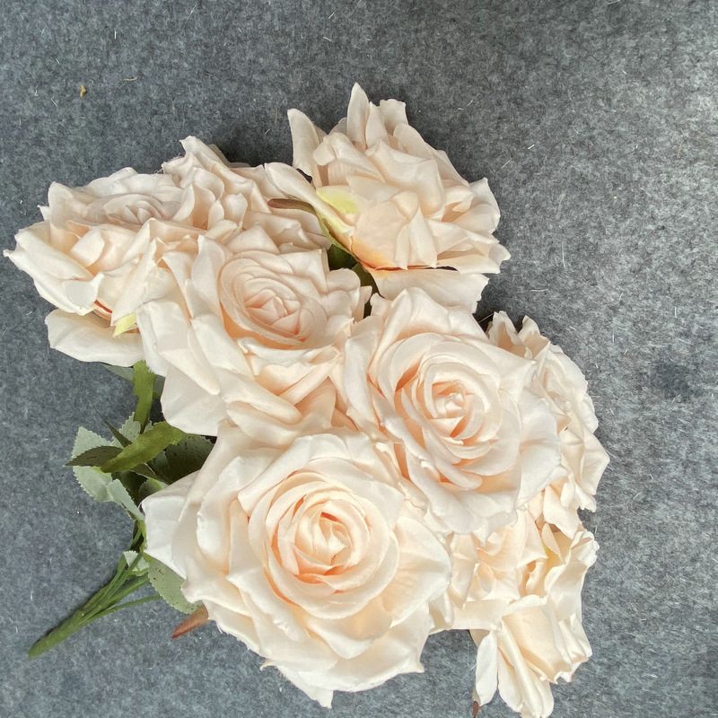 Decorative flowers artificial flowers are English roses made of cloth, available in 9 colors. Artificial rose flowers are used for home decoration and photography arrangement props. Leafhometrade specializes in providing wholesale custom artificial plants.