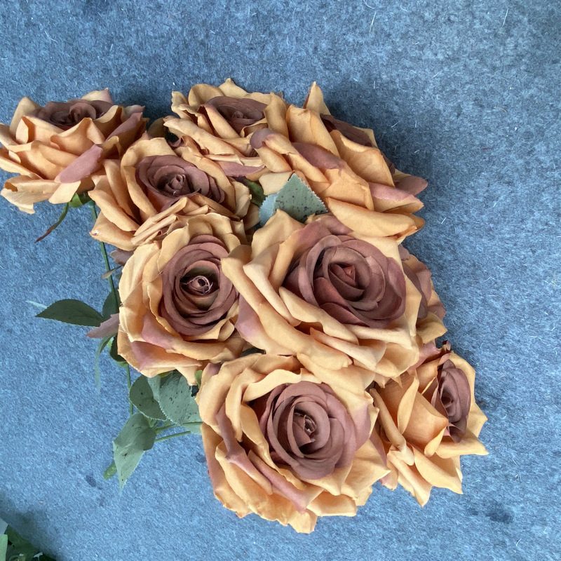 Decorative flowers artificial flowers are English roses made of cloth, available in 9 colors. Artificial rose flowers are used for home decoration and photography arrangement props. Leafhometrade specializes in providing wholesale custom artificial plants.