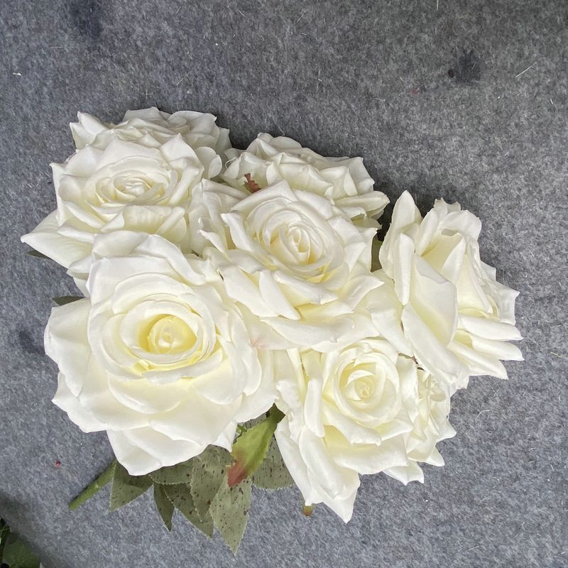 Decorative flowers artificial flowers are English roses made of cloth, available in 9 colors. Artificial rose flowers are used for home decoration and photography arrangement props. Leafhometrade specializes in providing wholesale custom artificial plants.