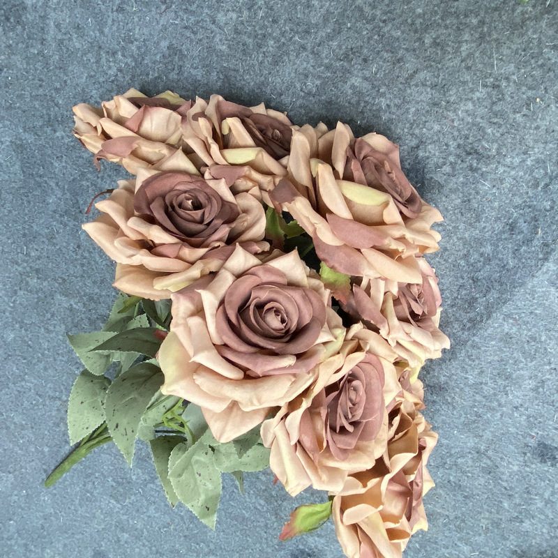 Decorative flowers artificial flowers are English roses made of cloth, available in 9 colors. Artificial rose flowers are used for home decoration and photography arrangement props. Leafhometrade specializes in providing wholesale custom artificial plants.