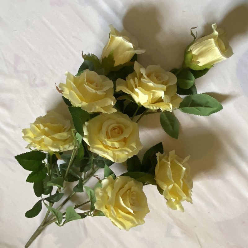 Fake flowers are Floribunda Rosess, made of fabric cloth, and are available in 16 colors. Rose artificial flowers are used for flower wall decor and wedding decoration. Leafhometrade specializes in providing wholesale custom artificial plants.