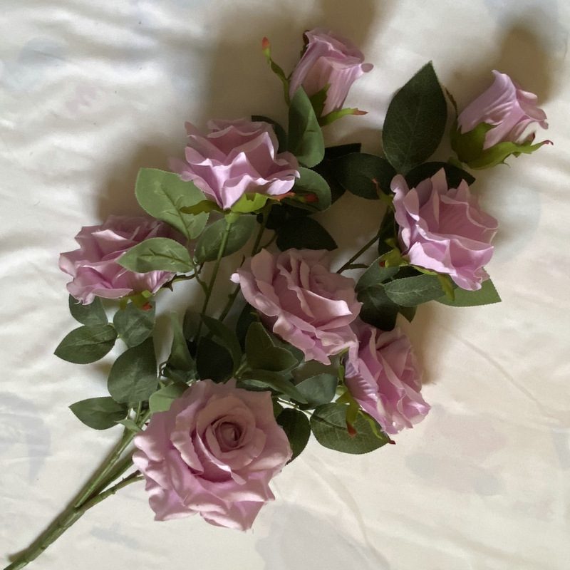 Fake flowers are Floribunda Rosess, made of fabric cloth, and are available in 16 colors. Rose artificial flowers are used for flower wall decor and wedding decoration. Leafhometrade specializes in providing wholesale custom artificial plants.