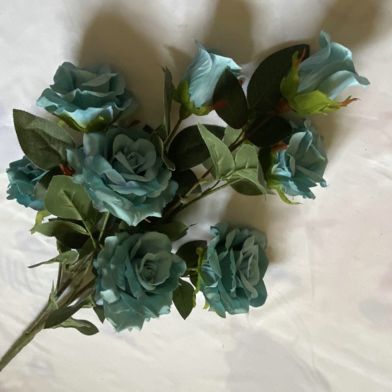 Fake flowers are Floribunda Rosess, made of fabric cloth, and are available in 16 colors. Rose artificial flowers are used for flower wall decor and wedding decoration. Leafhometrade specializes in providing wholesale custom artificial plants.