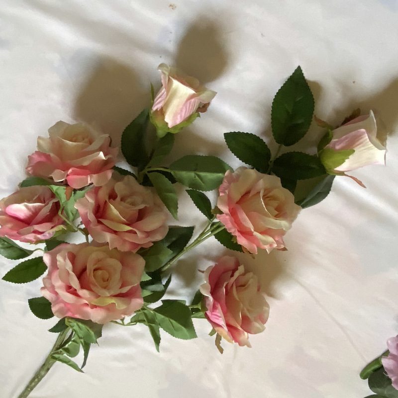 Fake flowers are Floribunda Rosess, made of fabric cloth, and are available in 16 colors. Rose artificial flowers are used for flower wall decor and wedding decoration. Leafhometrade specializes in providing wholesale custom artificial plants.