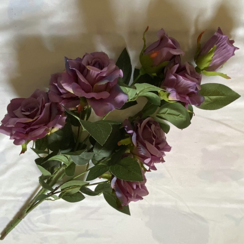 Fake flowers are Floribunda Rosess, made of fabric cloth, and are available in 16 colors. Rose artificial flowers are used for flower wall decor and wedding decoration. Leafhometrade specializes in providing wholesale custom artificial plants.