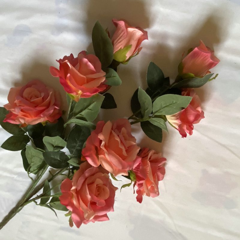 Fake flowers are Floribunda Rosess, made of fabric cloth, and are available in 16 colors. Rose artificial flowers are used for flower wall decor and wedding decoration. Leafhometrade specializes in providing wholesale custom artificial plants.