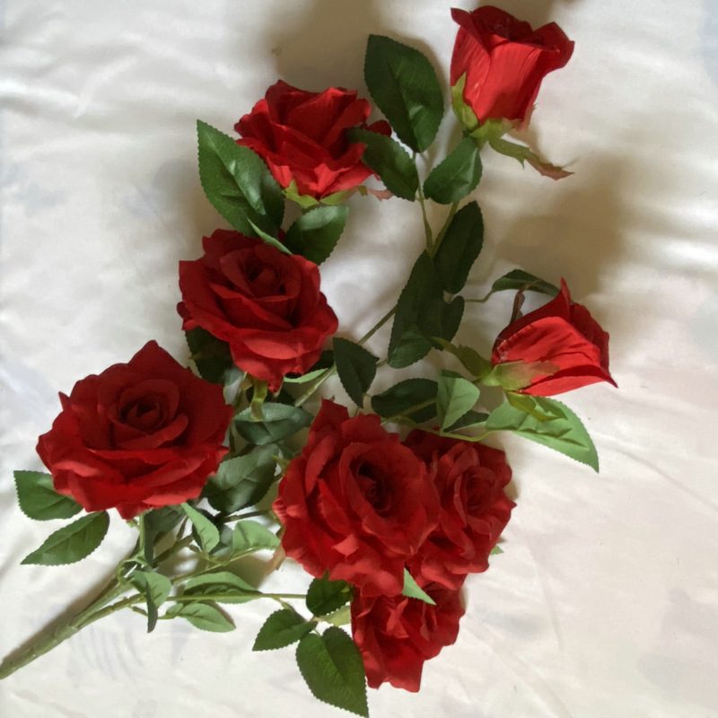 Fake flowers are Floribunda Rosess, made of fabric cloth, and are available in 16 colors. Rose artificial flowers are used for flower wall decor and wedding decoration. Leafhometrade specializes in providing wholesale custom artificial plants.