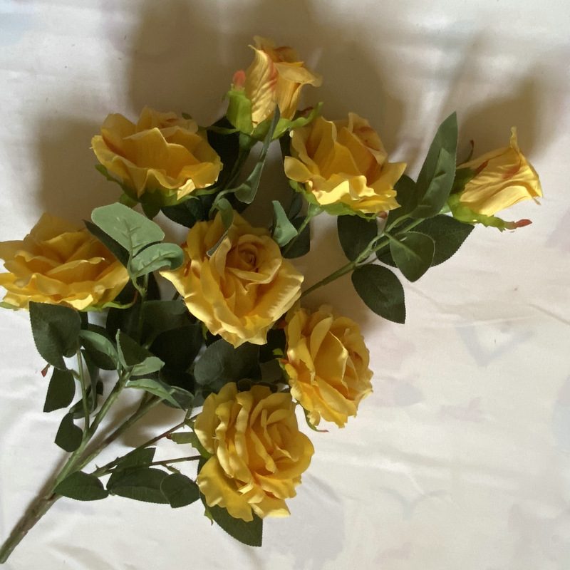 Fake flowers are Floribunda Rosess, made of fabric cloth, and are available in 16 colors. Rose artificial flowers are used for flower wall decor and wedding decoration. Leafhometrade specializes in providing wholesale custom artificial plants.