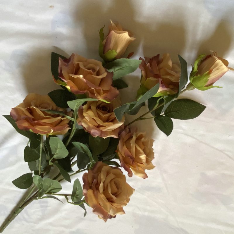 Fake flowers are Floribunda Rosess, made of fabric cloth, and are available in 16 colors. Rose artificial flowers are used for flower wall decor and wedding decoration. Leafhometrade specializes in providing wholesale custom artificial plants.