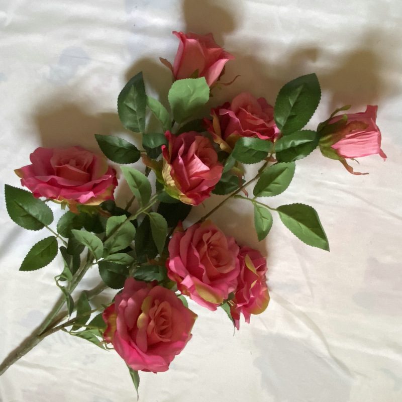 Fake flowers are Floribunda Rosess, made of fabric cloth, and are available in 16 colors. Rose artificial flowers are used for flower wall decor and wedding decoration. Leafhometrade specializes in providing wholesale custom artificial plants.