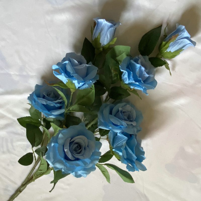 Fake flowers are Floribunda Rosess, made of fabric cloth, and are available in 16 colors. Rose artificial flowers are used for flower wall decor and wedding decoration. Leafhometrade specializes in providing wholesale custom artificial plants.