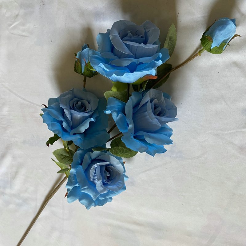 Fake outdoor flowers is a Floribunda Roses made of fabric cloth, available in 8 colors. Artificial rose flowers are used for home decoration and wedding party decoration. Leafhometrade specializes in providing wholesale custom artificial plants.