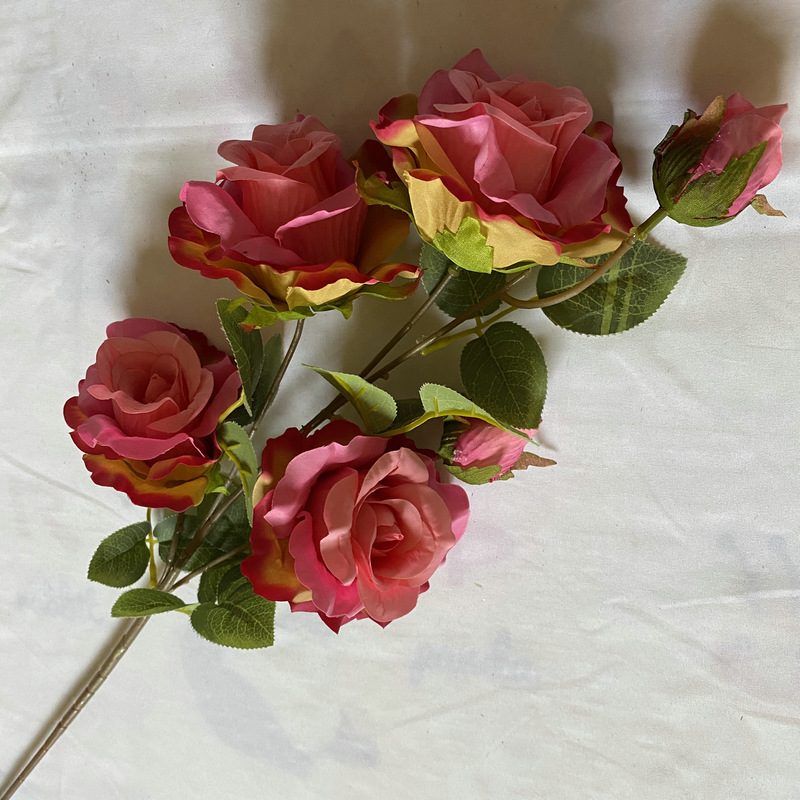 Fake outdoor flowers is a Floribunda Roses made of fabric cloth, available in 8 colors. Artificial rose flowers are used for home decoration and wedding party decoration. Leafhometrade specializes in providing wholesale custom artificial plants.