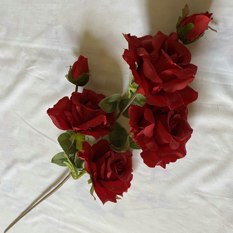 Fake outdoor flowers is a Floribunda Roses made of fabric cloth, available in 8 colors. Artificial rose flowers are used for home decoration and wedding party decoration. Leafhometrade specializes in providing wholesale custom artificial plants.