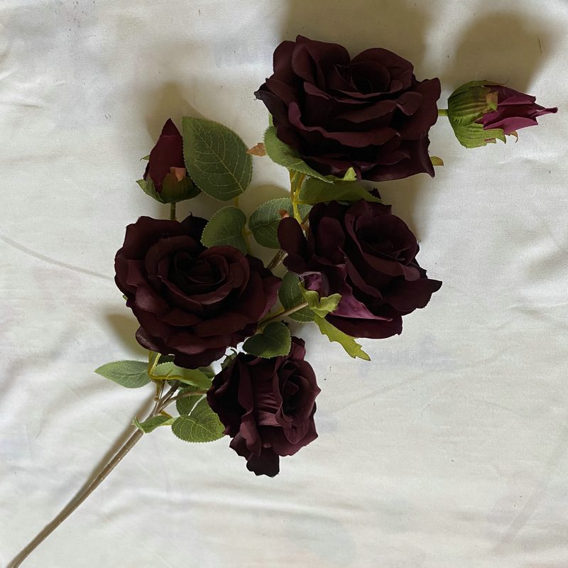 Fake outdoor flowers is a Floribunda Roses made of fabric cloth, available in 8 colors. Artificial rose flowers are used for home decoration and wedding party decoration. Leafhometrade specializes in providing wholesale custom artificial plants.