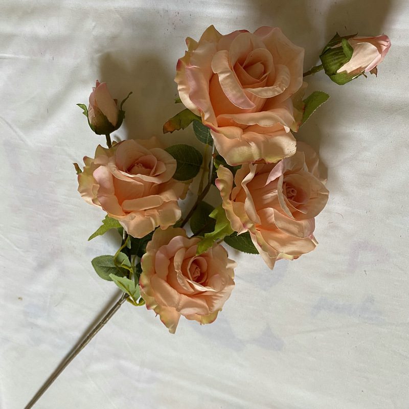 Fake outdoor flowers is a Floribunda Roses made of fabric cloth, available in 8 colors. Artificial rose flowers are used for home decoration and wedding party decoration. Leafhometrade specializes in providing wholesale custom artificial plants.