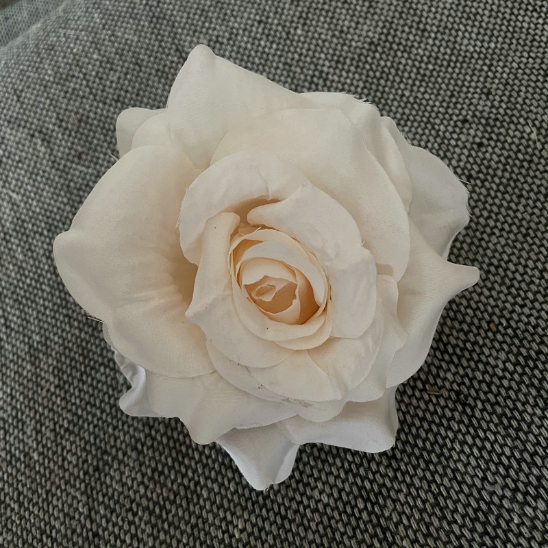 Faux Rose flowers head are Floribunda Rosess, made of silk cloth, available in 18 colors. Artificial rose flowers are used for home decoration and wedding flower decoration. Leafhometrade specializes in providing wholesale custom artificial plants.