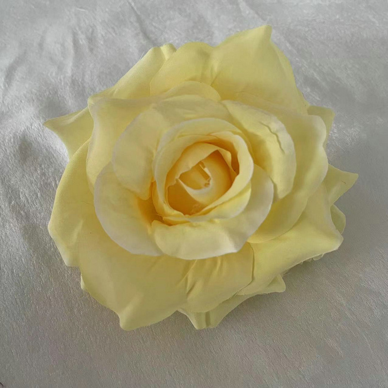 Faux Rose flowers head are Floribunda Rosess, made of silk cloth, available in 18 colors. Artificial rose flowers are used for home decoration and wedding flower decoration. Leafhometrade specializes in providing wholesale custom artificial plants.