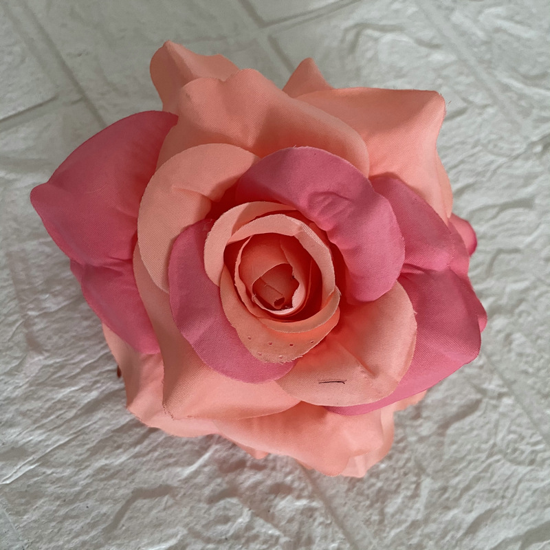 Faux Rose flowers head are Floribunda Rosess, made of silk cloth, available in 18 colors. Artificial rose flowers are used for home decoration and wedding flower decoration. Leafhometrade specializes in providing wholesale custom artificial plants.