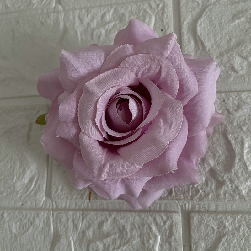 Faux Rose flowers head are Floribunda Rosess, made of silk cloth, available in 18 colors. Artificial rose flowers are used for home decoration and wedding flower decoration. Leafhometrade specializes in providing wholesale custom artificial plants.