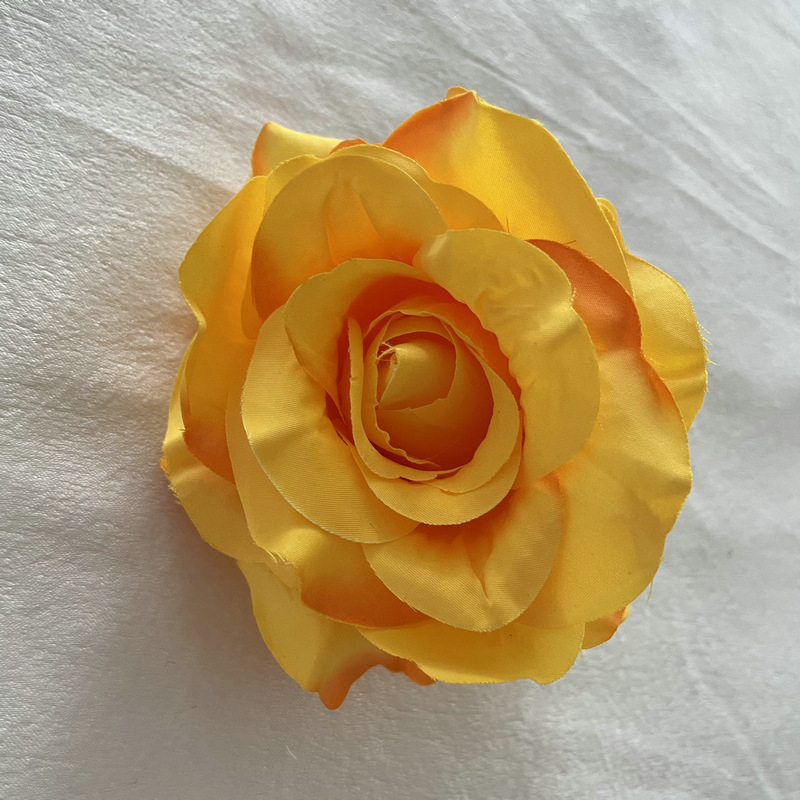 Faux Rose flowers head are Floribunda Rosess, made of silk cloth, available in 18 colors. Artificial rose flowers are used for home decoration and wedding flower decoration. Leafhometrade specializes in providing wholesale custom artificial plants.