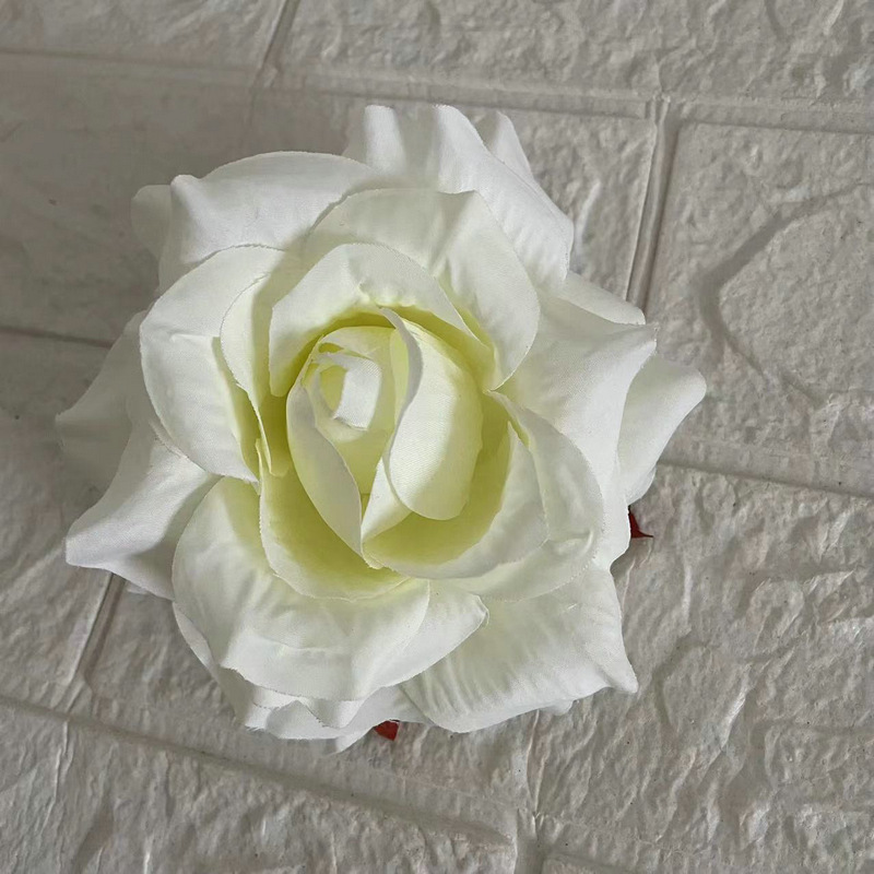 Faux Rose flowers head are Floribunda Rosess, made of silk cloth, available in 18 colors. Artificial rose flowers are used for home decoration and wedding flower decoration. Leafhometrade specializes in providing wholesale custom artificial plants.