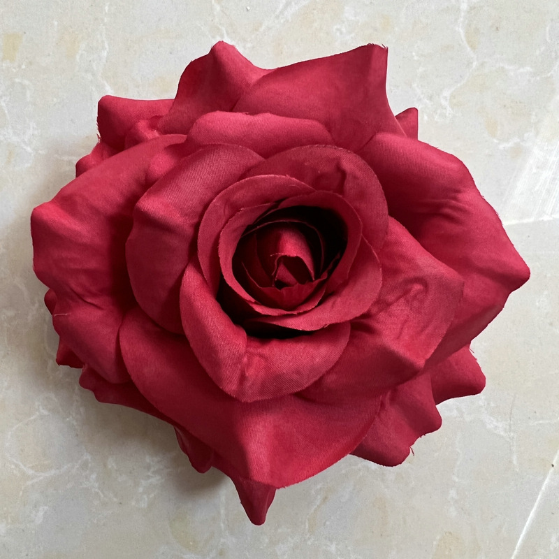 Faux Rose flowers head are Floribunda Rosess, made of silk cloth, available in 18 colors. Artificial rose flowers are used for home decoration and wedding flower decoration. Leafhometrade specializes in providing wholesale custom artificial plants.