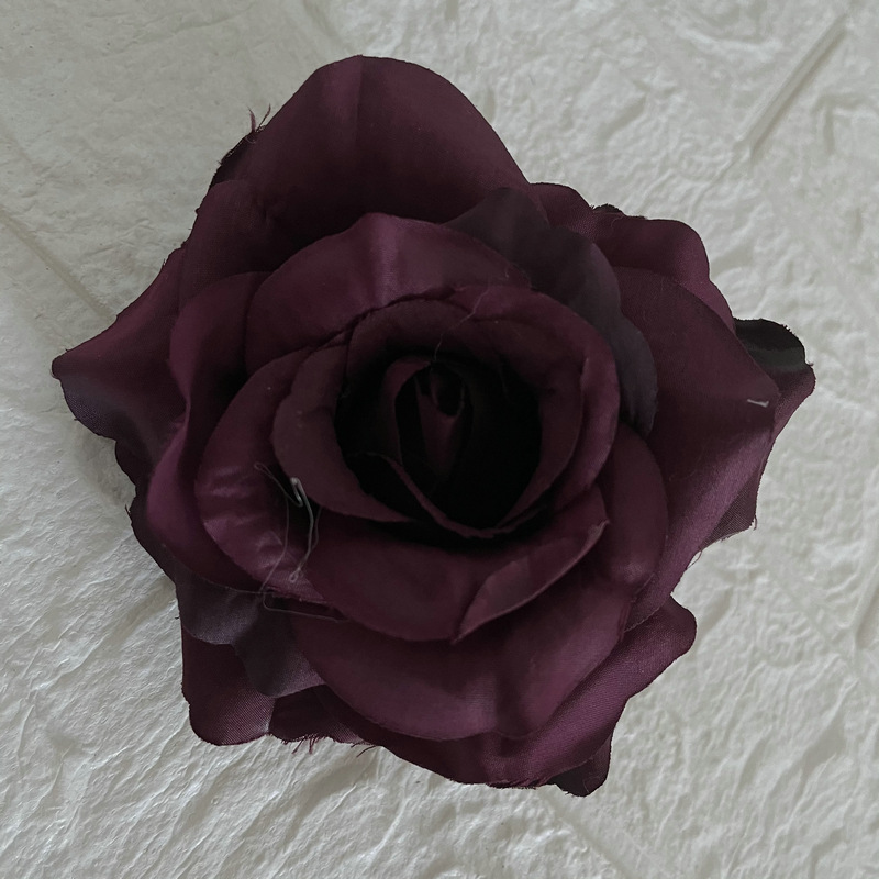 Faux Rose flowers head are Floribunda Rosess, made of silk cloth, available in 18 colors. Artificial rose flowers are used for home decoration and wedding flower decoration. Leafhometrade specializes in providing wholesale custom artificial plants.