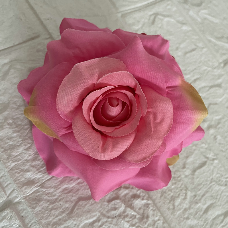 Faux Rose flowers head are Floribunda Rosess, made of silk cloth, available in 18 colors. Artificial rose flowers are used for home decoration and wedding flower decoration. Leafhometrade specializes in providing wholesale custom artificial plants.