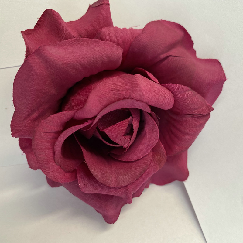 Artificial floral decoration are Floribunda Roses made of fabric cloth, available in 19 colors. Artificial rose flowers are used for home decoration and party deco. Leafhometrade specializes in providing wholesale custom artificial plants.