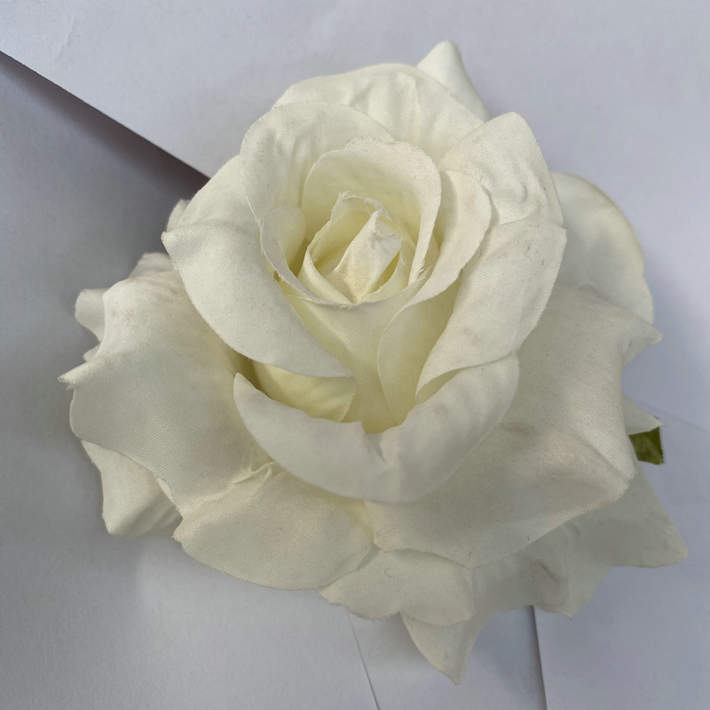 Artificial floral decoration are Floribunda Roses made of fabric cloth, available in 19 colors. Artificial rose flowers are used for home decoration and party deco. Leafhometrade specializes in providing wholesale custom artificial plants.