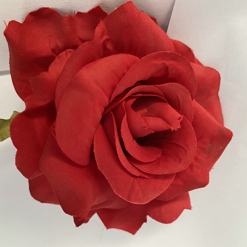 Artificial floral decoration are Floribunda Roses made of fabric cloth, available in 19 colors. Artificial rose flowers are used for home decoration and party deco. Leafhometrade specializes in providing wholesale custom artificial plants.