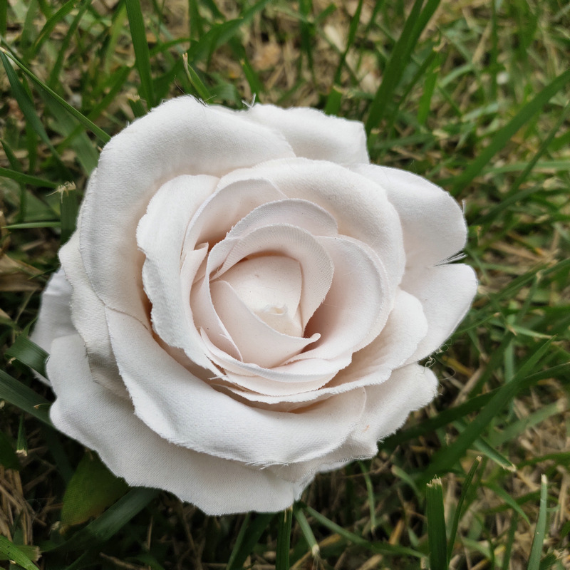 The rose heads are garden roses, made of velvet cloth, and are available in 13 colors. Rose artificial flowers are used for home decoration and wedding decoration. Leafhometrade specializes in providing wholesale custom artificial plants.