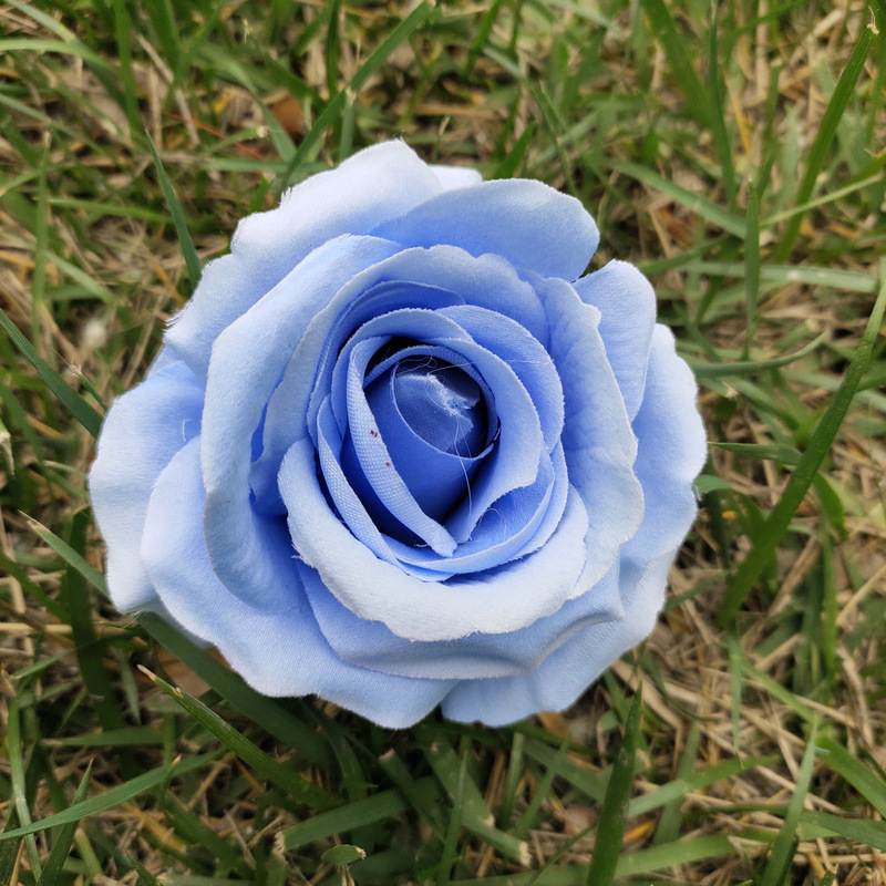 The rose heads are garden roses, made of velvet cloth, and are available in 13 colors. Rose artificial flowers are used for home decoration and wedding decoration. Leafhometrade specializes in providing wholesale custom artificial plants.