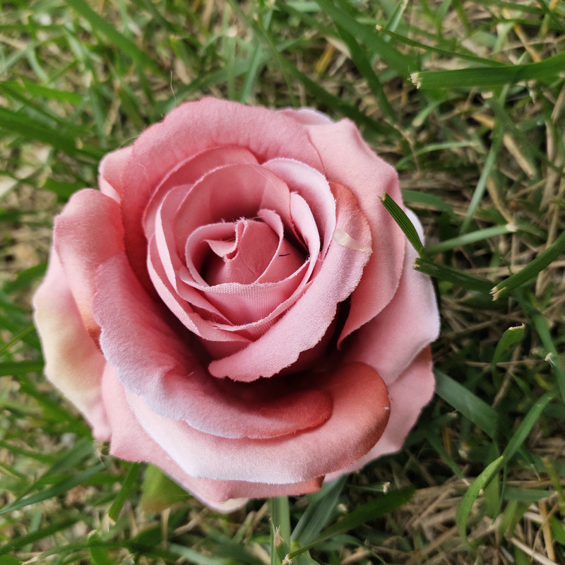 The rose heads are garden roses, made of velvet cloth, and are available in 13 colors. Rose artificial flowers are used for home decoration and wedding decoration. Leafhometrade specializes in providing wholesale custom artificial plants.