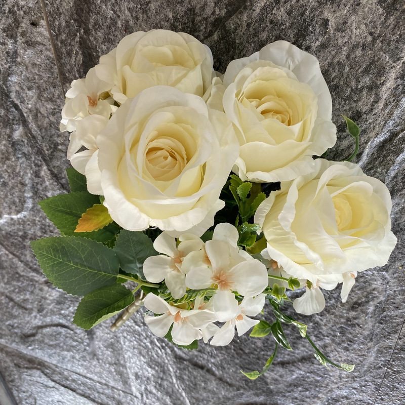 Artificial rose bouquet is a garden rose made of fabric cloth, available in 11 colors. Artificial rose flowers are used for home decoration and wedding party decoration. Leafhometrade specializes in providing wholesale custom artificial plants.