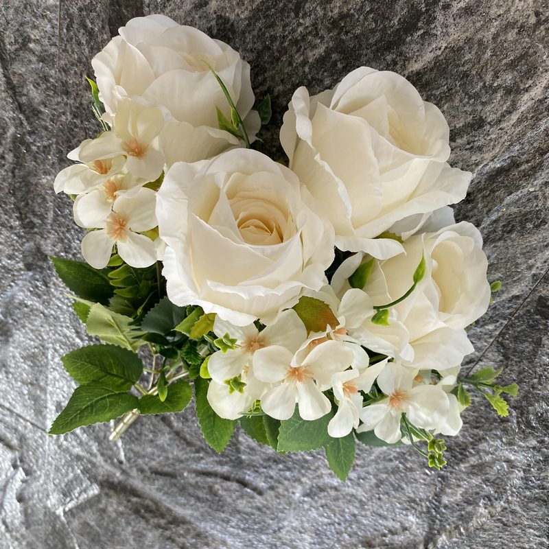 Artificial rose bouquet is a garden rose made of fabric cloth, available in 11 colors. Artificial rose flowers are used for home decoration and wedding party decoration. Leafhometrade specializes in providing wholesale custom artificial plants.