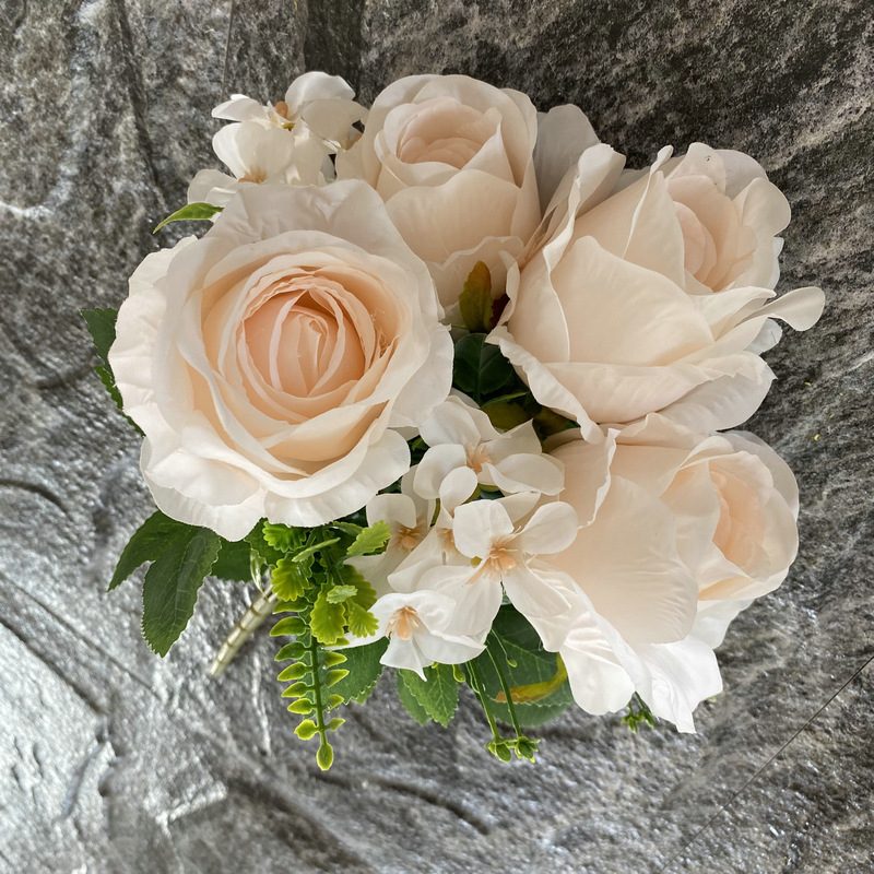 Artificial rose bouquet is a garden rose made of fabric cloth, available in 11 colors. Artificial rose flowers are used for home decoration and wedding party decoration. Leafhometrade specializes in providing wholesale custom artificial plants.