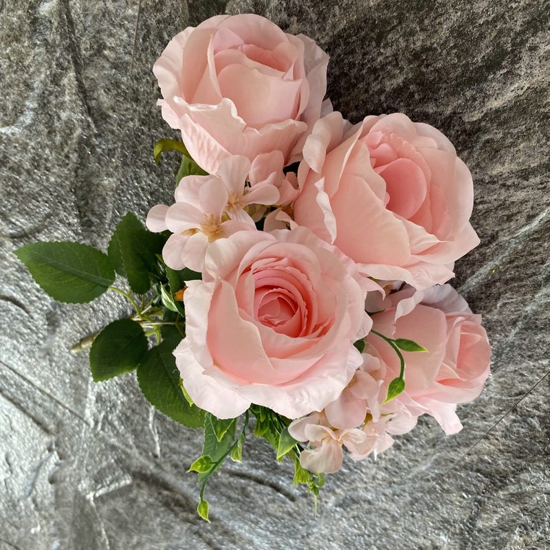 Artificial rose bouquet is a garden rose made of fabric cloth, available in 11 colors. Artificial rose flowers are used for home decoration and wedding party decoration. Leafhometrade specializes in providing wholesale custom artificial plants.