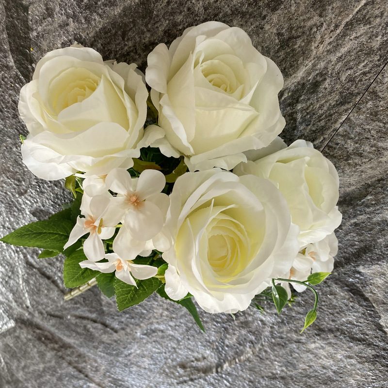 Artificial rose bouquet is a garden rose made of fabric cloth, available in 11 colors. Artificial rose flowers are used for home decoration and wedding party decoration. Leafhometrade specializes in providing wholesale custom artificial plants.