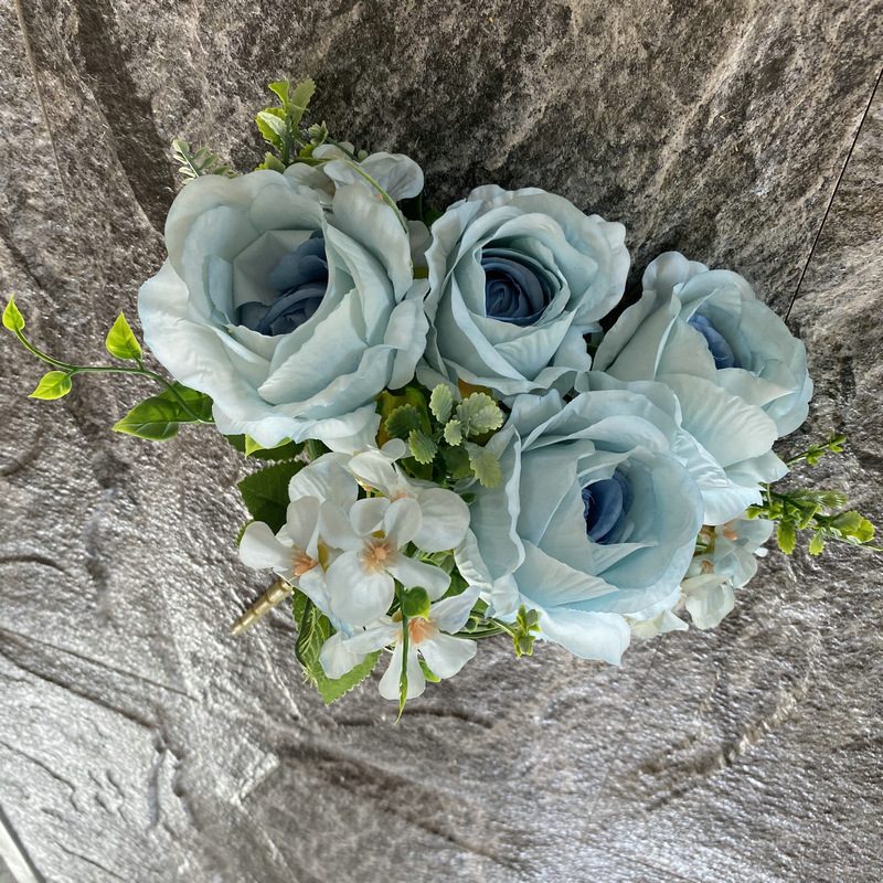 Artificial rose bouquet is a garden rose made of fabric cloth, available in 11 colors. Artificial rose flowers are used for home decoration and wedding party decoration. Leafhometrade specializes in providing wholesale custom artificial plants.