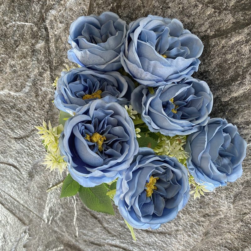 The artificial flowers are Garden Rose, made of fabric cloth, and available in 15 colors. Artificial rose flowers are used for wedding decoration and party decoration. Leafhometrade specializes in providing wholesale custom artificial flowers.